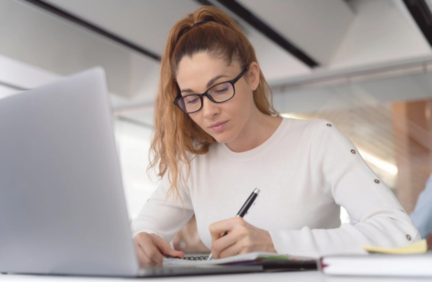 Equipo de raxoviental trabajando en análisis de datos financieros